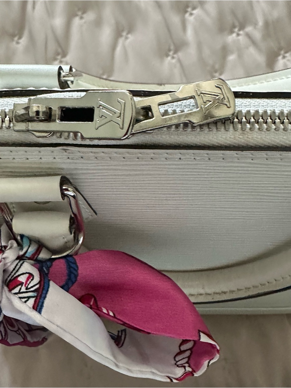 Louis Vuitton White Alma MM Top-Handle Bag with Silver Hardware - Picture 4 of 11